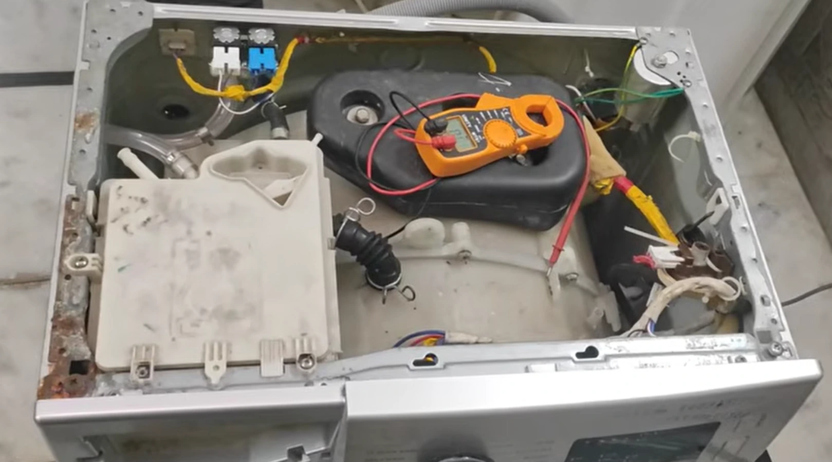 Local washer repair service van and technician serving El Rio, CA homes